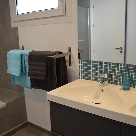 Apartment 3 Bedroom Frontline Beach, Centre *