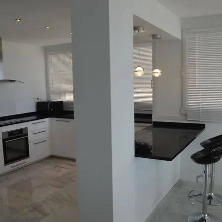 Apartment 3 Bedroom Frontline Beach, Centre *