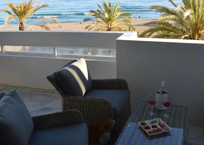 公寓 3 Bedroom Frontline Beach, Centre 马尔韦利亚