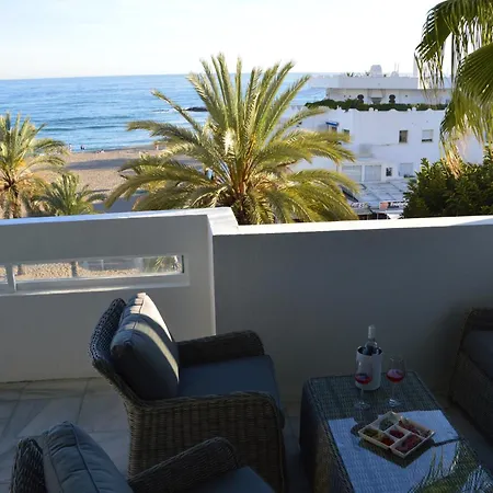 Apartment 3 Bedroom Frontline Beach, Centre *