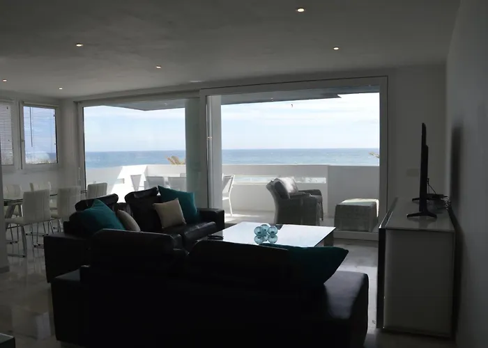 3 Bedroom Frontline Beach, Centre מארבלה