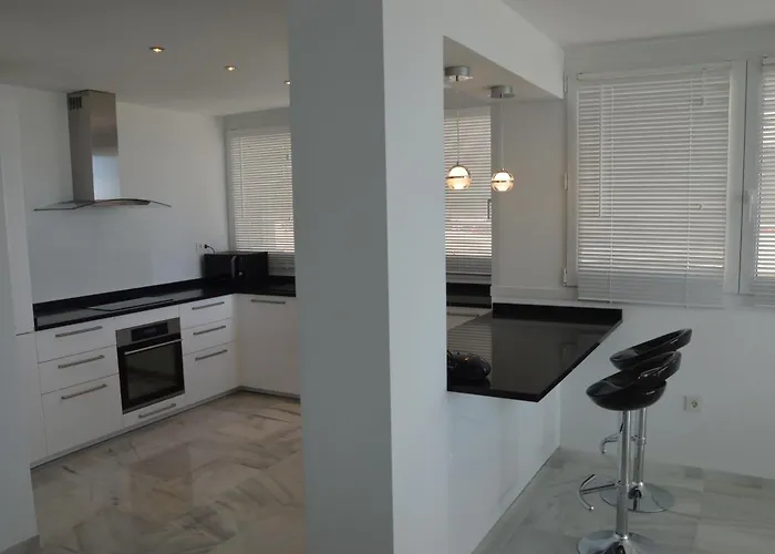 شقة 3 Bedroom Frontline Beach, Centre *