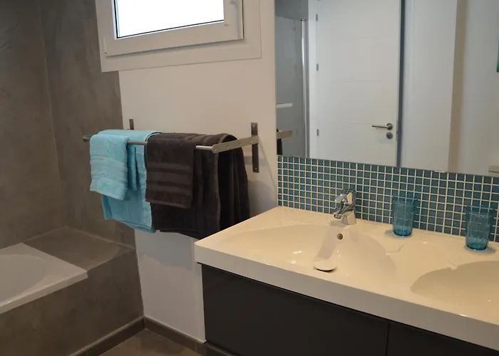 Apartament 3 Bedroom Frontline Beach, Centre *